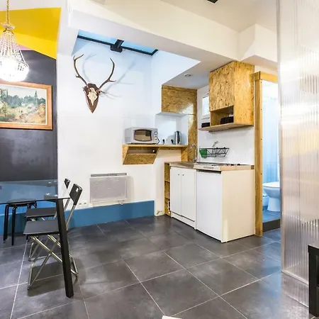 Pretty 25 M2 In A Lively District *