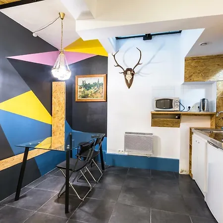 Pretty 25 M2 In A Lively District *