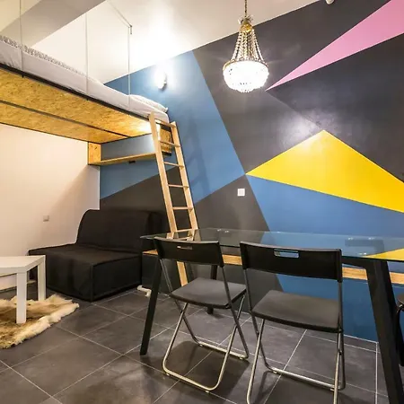 Pretty 25 M2 In A Lively District アパート パリ
