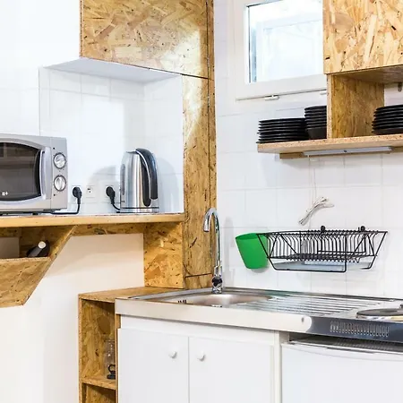 Pretty 25 M2 In A Lively District
