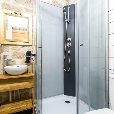 Pretty 25 M2 In A Lively District