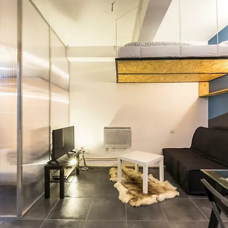 Pretty 25 M2 In A Lively District *