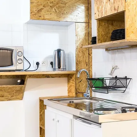 Pretty 25 M2 In A Lively District *