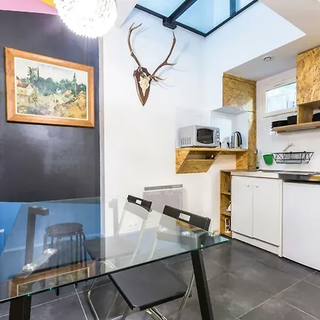 Pretty 25 M2 In A Lively District *