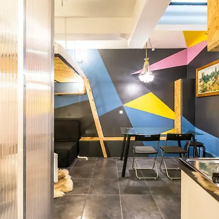 Pretty 25 M2 In A Lively District Paris